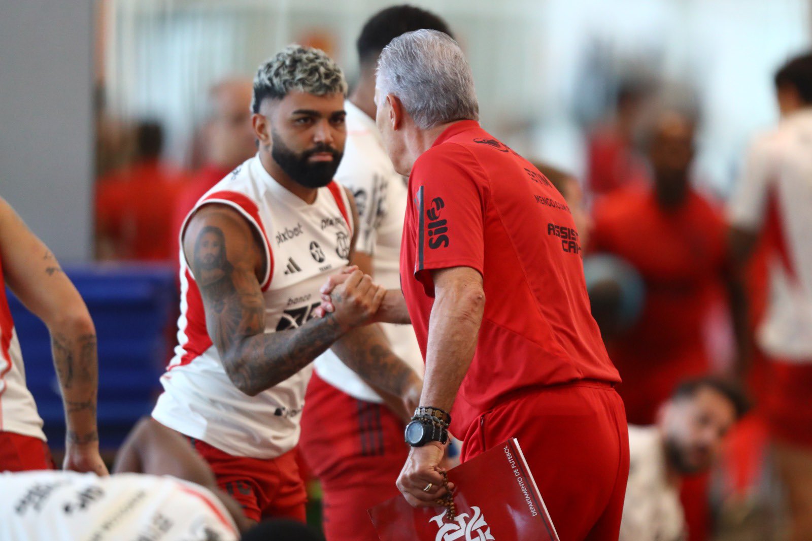 Gabigol e Tite/Lucas Figueiredo